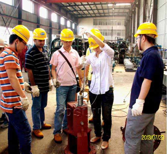 科迅機械國際業務部學員正在現場實際操作