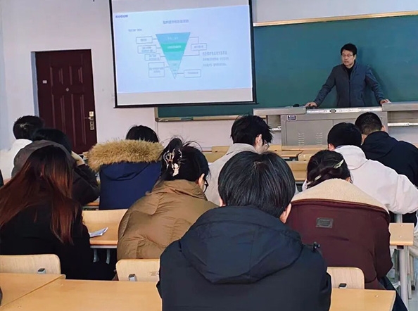 技術工程師李曉鵬正在講解環保過程控製原理