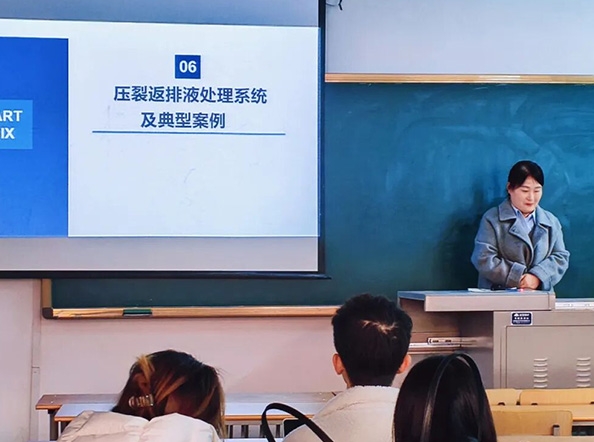 技術工程師賈珮正在分享工程實踐經驗